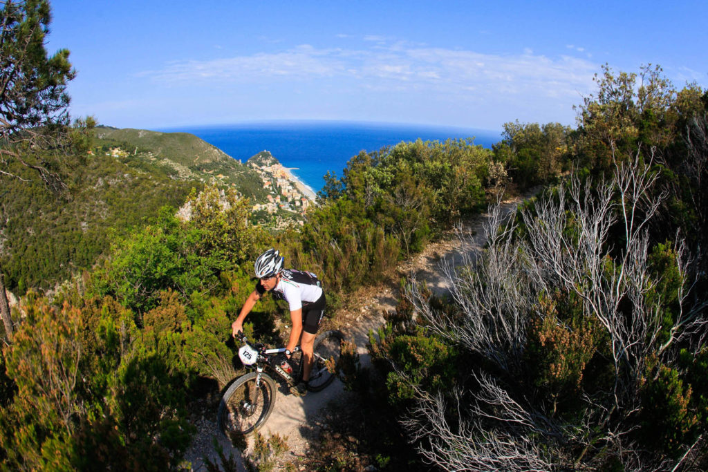 Hotel Villa Ave a Finale Ligure | Albergo a due passi dal mare in Liguria | Pernottamento con colazione a buffet e servizio ristorante | Finale Ligure Turismo: Outdoor Sport, Bike, Hike, Bicicletta, Mountain Bike, Escursionismo a Piedi | Outdoor Finale Ligure | Plein Air Sport | Outdoor Ligurien