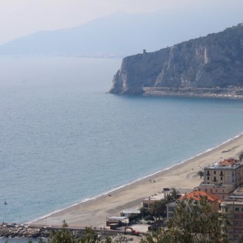 Hotel Villa Ave a Finale Ligure | Albergo a due passi dal mare in Liguria | Pernottamento con colazione a buffet e servizio ristorante | Spiagge e Stabilimenti Balneari a Finale Ligure