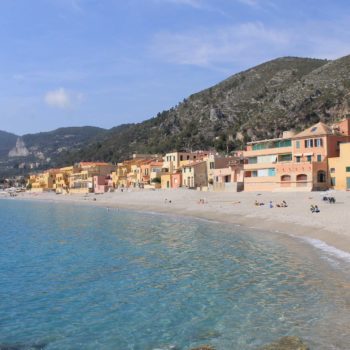 Hotel Villa Ave a Finale Ligure | Albergo a due passi dal mare in Liguria | Pernottamento con colazione a buffet e servizio ristorante | Spiagge e Stabilimenti Balneari a Finale Ligure