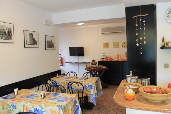 Hotel Villa Ave a Finale Ligure | Albergo vicino al mare in Liguria | Pernottamento con colazione a buffet e servizio ristorante