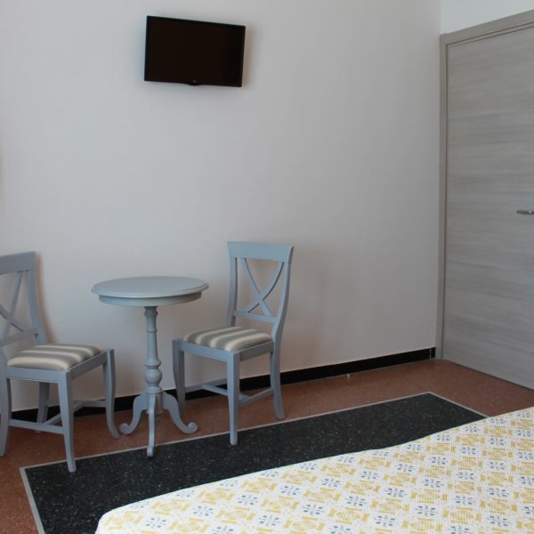 Hotel Villa Ave a Finale Ligure - Albergo a due passi dal mare in Liguria - Pernottamento con colazione a buffet e servizio ristorante - Family Room Manie