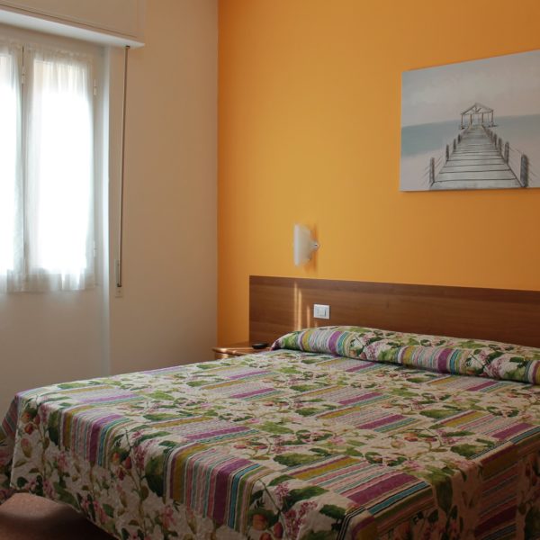 Hotel Villa Ave a Finale Ligure - Albergo a due passi dal mare in Liguria - Pernottamento con colazione a buffet e servizio ristorante - Family Room Monda
