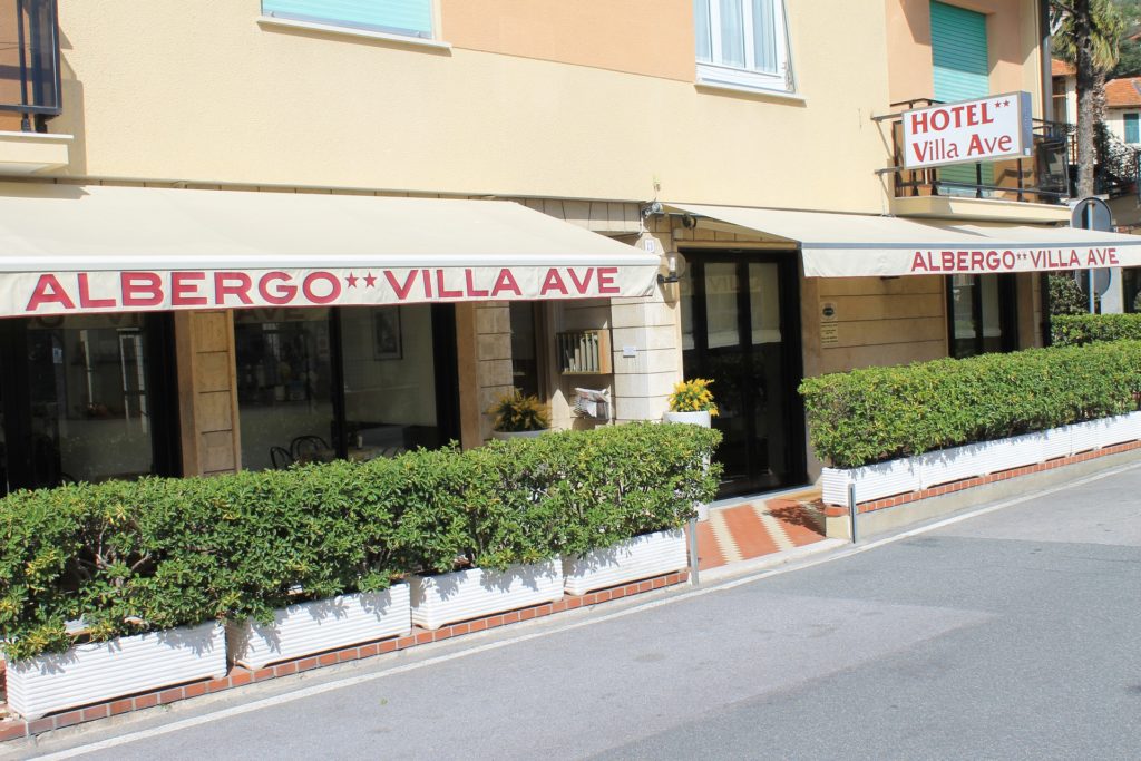 Hotel Villa Ave a Finale Ligure | Albergo vicino al mare in Liguria | Pernottamento con colazione a buffet e servizio ristorante | Finale Ligure Hotel Familial | Prix Hotel Finale Ligure | Zimmer Finale Ligure | Hotel in Ligurien | Family Room Hotel Liguria